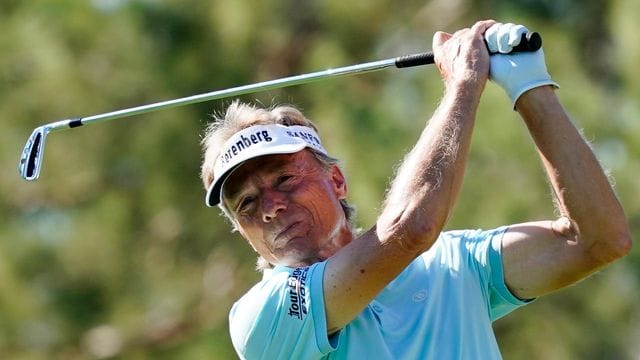Bernhard Langer in Aktion beim Charles Schwab Cup Championship Golfturnier im November 2021.