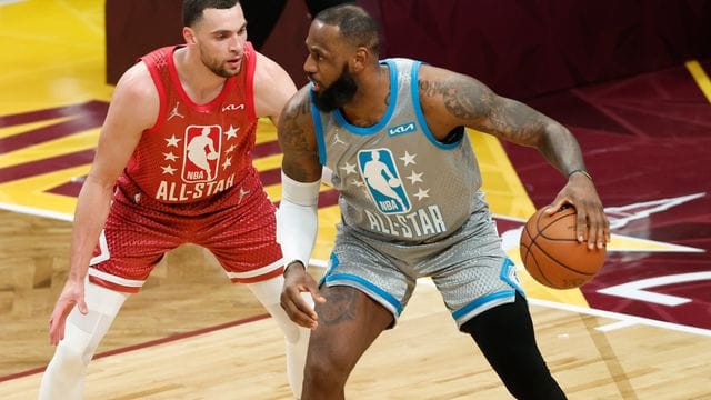 NBA-Superstar LeBron James (r) beim All Star Game.