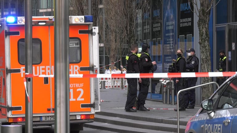 Polizeieinsatz am Sony Center in Berlin am Samstag (Archivbild): Der Tod eines 24 Jahre alten Bauarbeiters beschäftigt nun die Polizei.