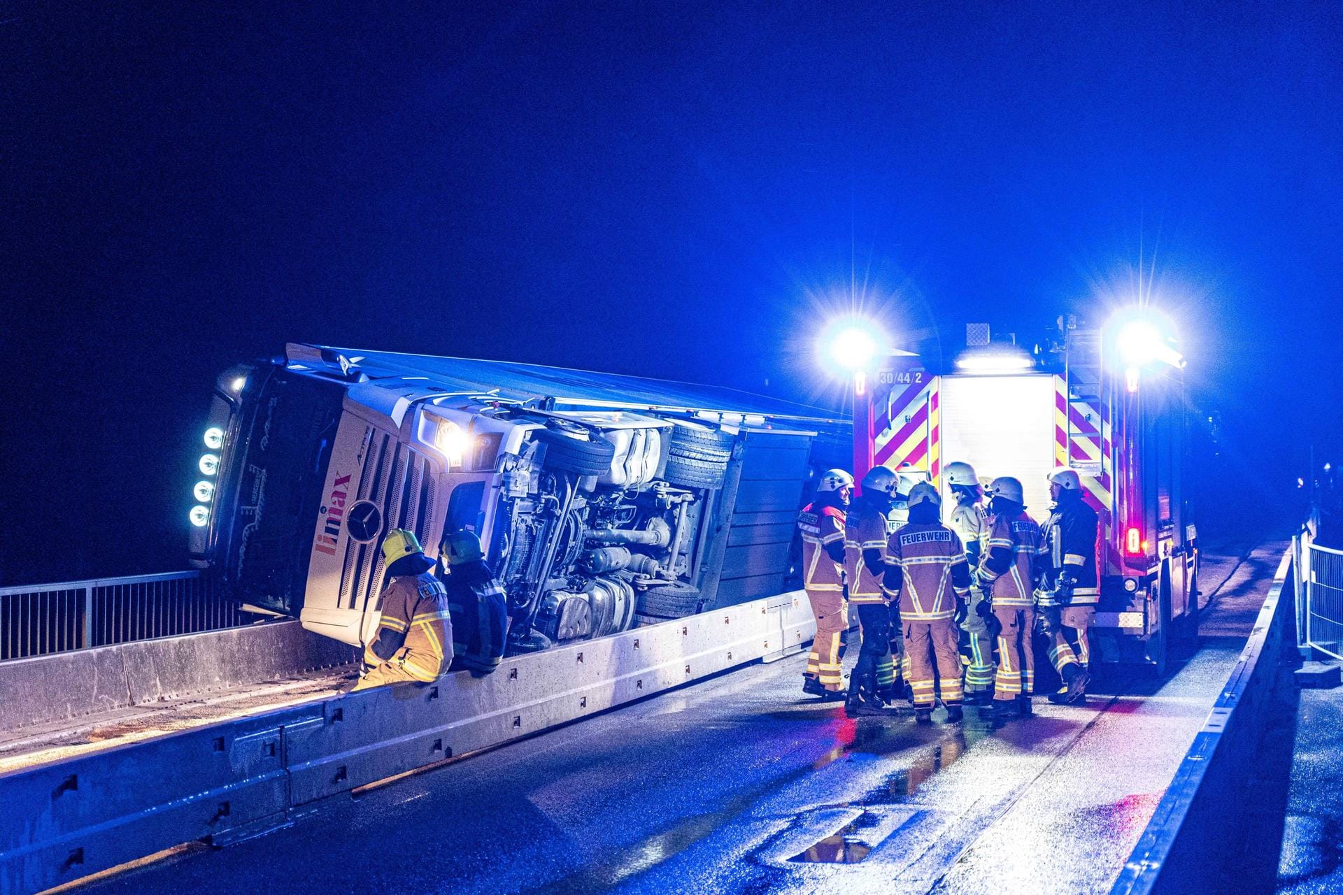 Schleswig-Holstein, Fehmarn: Auf der Fehmarnsundbrücke ist in der Nacht erneut ein 40 Tonnen schwerer Lkw umgekippt.
