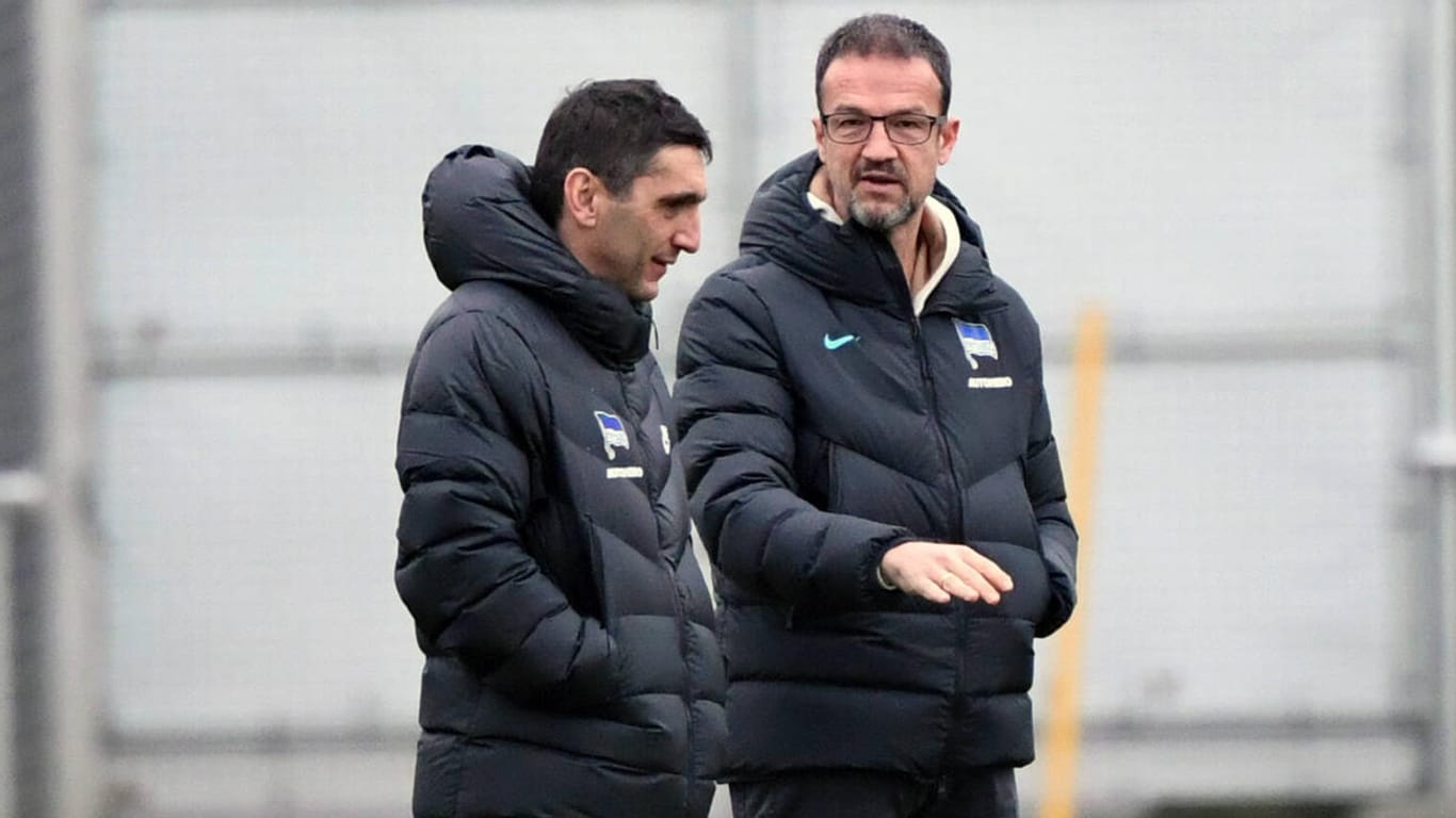 In der Krise: Hertha BSC um Trainer Korkut (l.) und Geschäftsführer Bobic.