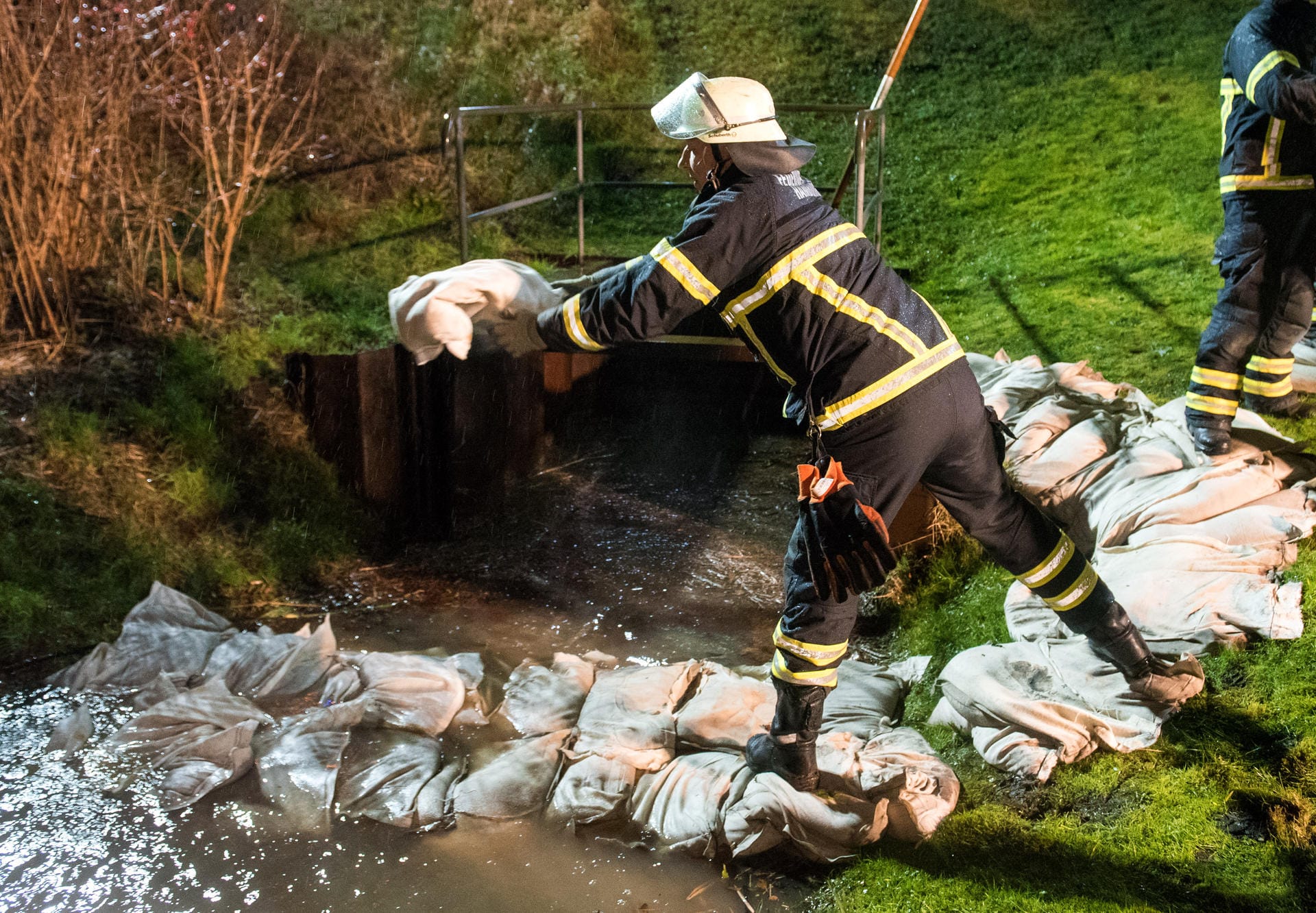 Hamburg, Curslack: Feuerwehrmänner verlegten im Hamburger Stadtteil Curslack Sandsäcke an einem Graben an der Dove-Elbe, um Wohnhäuser vor Hochwasser zu schützen.