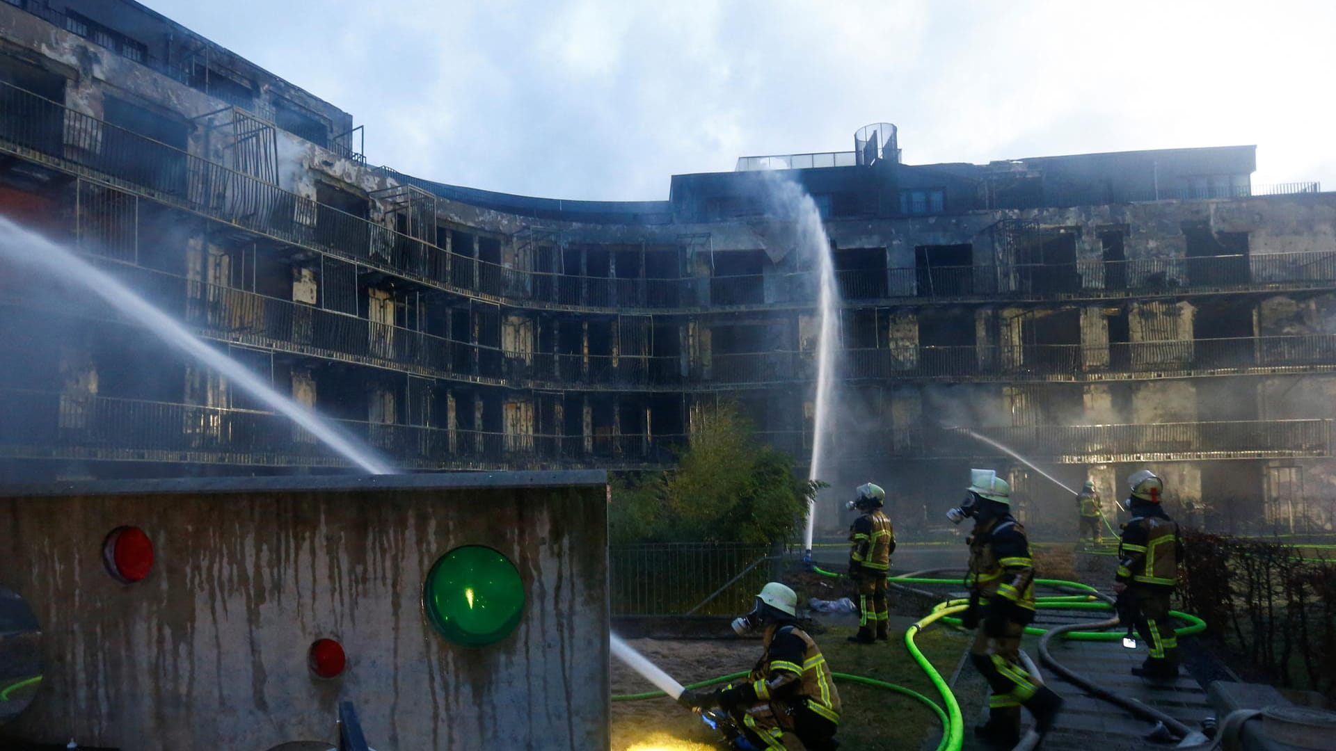 Feuerwehrleute bei Löscharbeiten am Morgen: Der Gebäudekomplex ist bei dem Feuer komplett verwüstet worden.