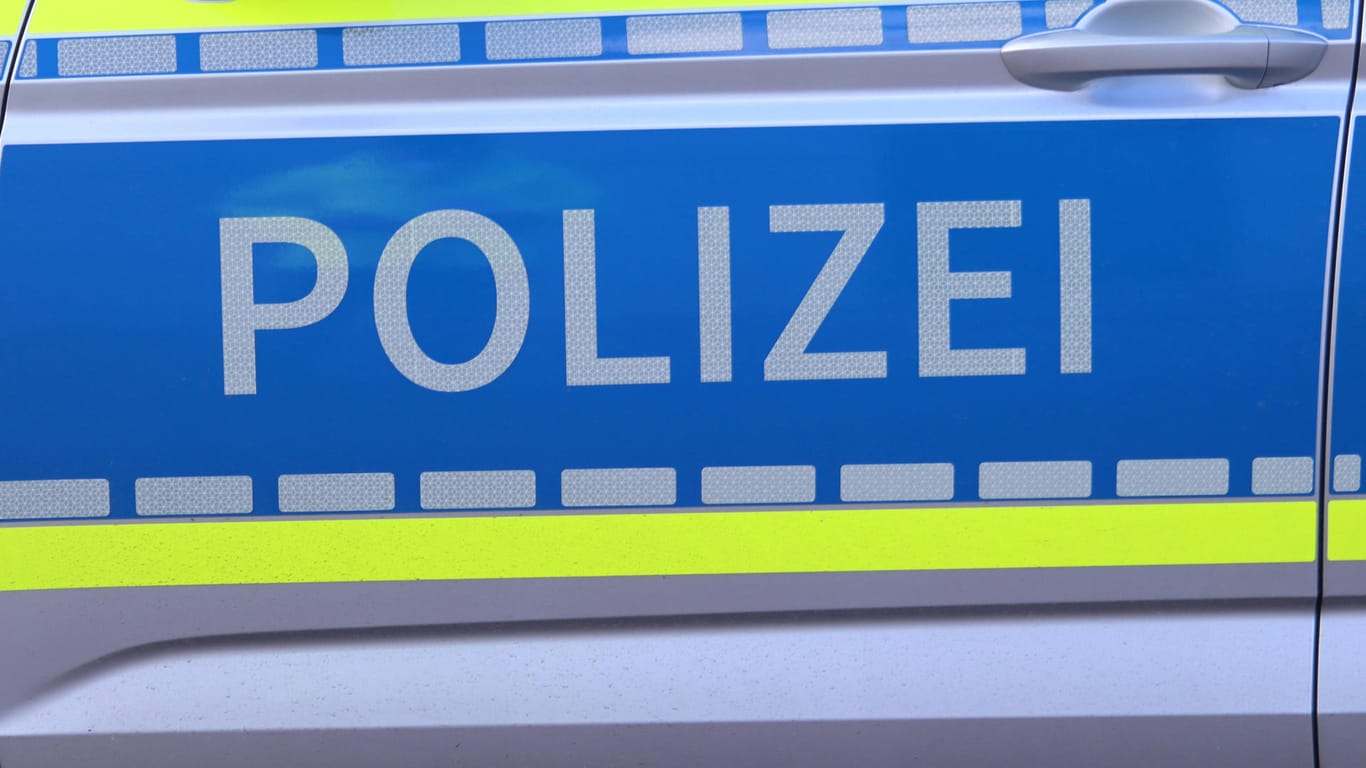 Polizeiwagen (Symbolbild): Im Kreis Ravensburg ist ein Schulbus in einen Graben gerutscht.