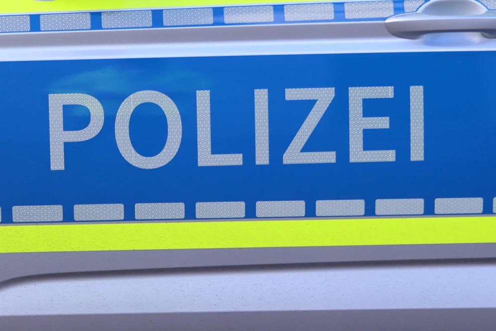 Polizeiwagen (Symbolbild): Im Kreis Ravensburg ist ein Schulbus in einen Graben gerutscht.