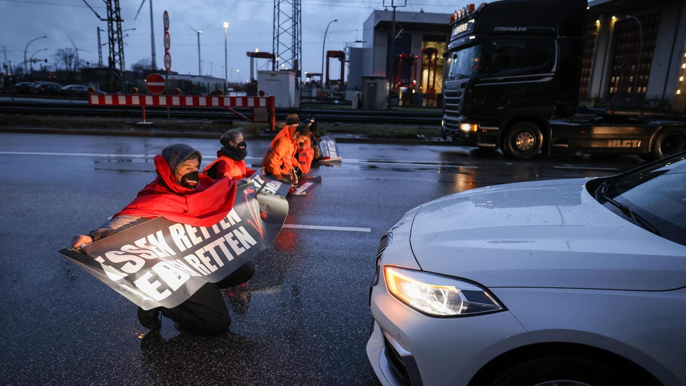 Blockade am Hafen: Die Aktivisten setzten sich am Morgen auf eine Kreuzung am Zollamt Waltershof zur Köhlbrandbrücke und zur Autobahn A7.