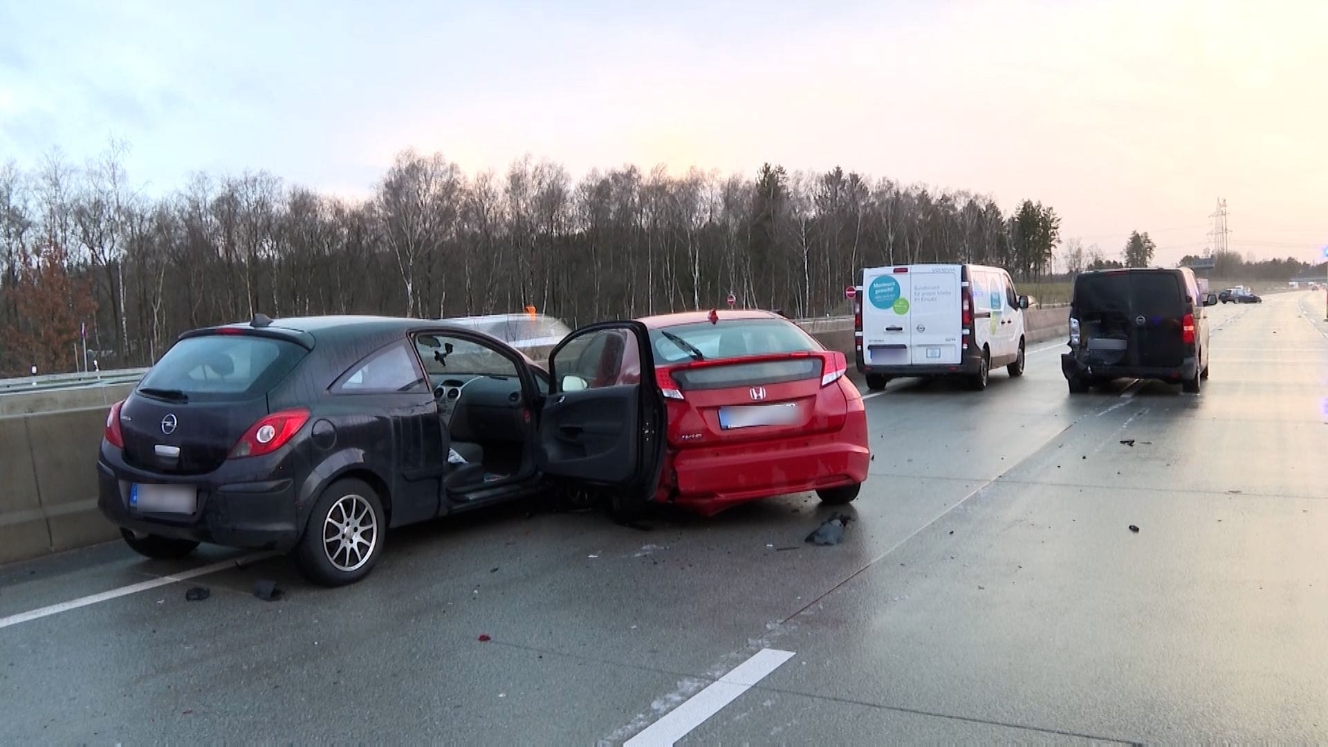 Mehrere Autos stehen auf der Fahrbahn der A7: Der Hagel hatte für plötzliche Glätte auf der Straße gesorgt.