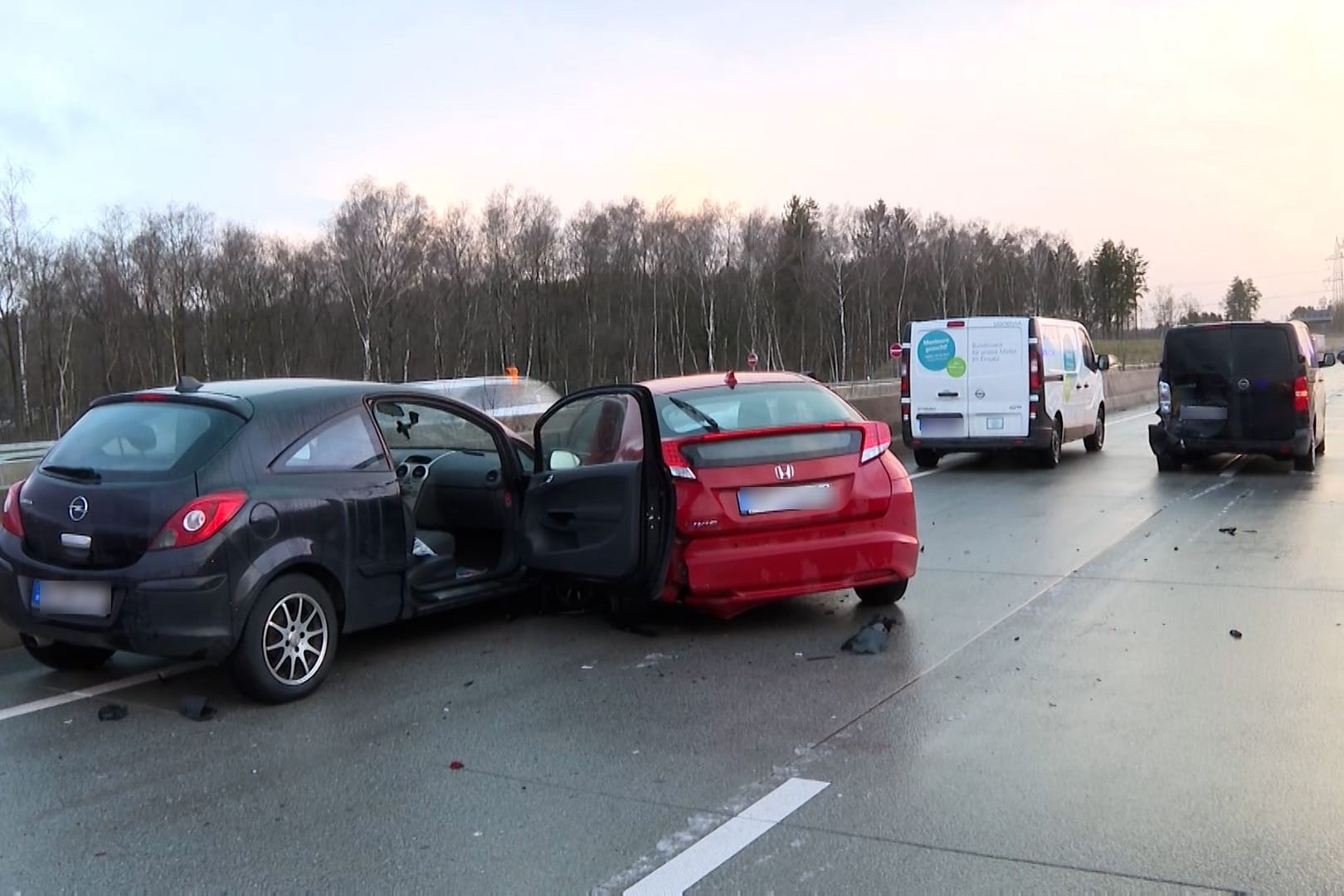 Mehrere Autos stehen auf der Fahrbahn der A7: Der Hagel hatte für plötzliche Glätte auf der Straße gesorgt.