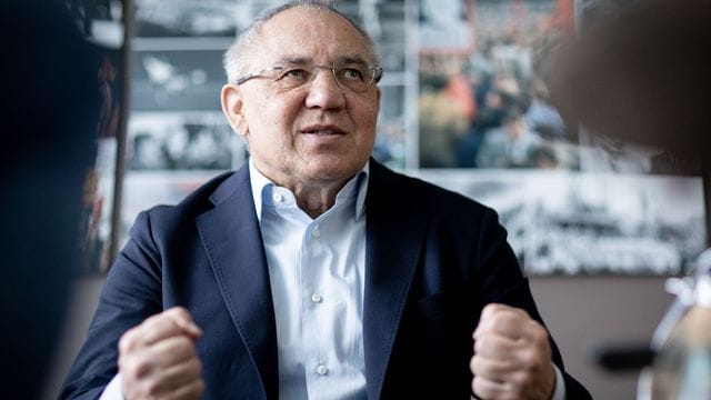 Der frühere Meistertrainer Felix Magath sieht auch mit 68 Jahren seine Karriere noch nicht als beendet an. Der frühere Meistertrainer Felix Magath sieht auch mit 68 Jahren seine Karriere noch nicht als beendet an.