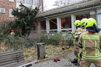 Ein Baum ist umgestürzt und auf das Dach der Otto-Wels-Grundschule im Bezirk Friedrichshain-Kreuzberg gefallen: Tagelang war die Feuerwehr in Berlin im Dauereinsatz.