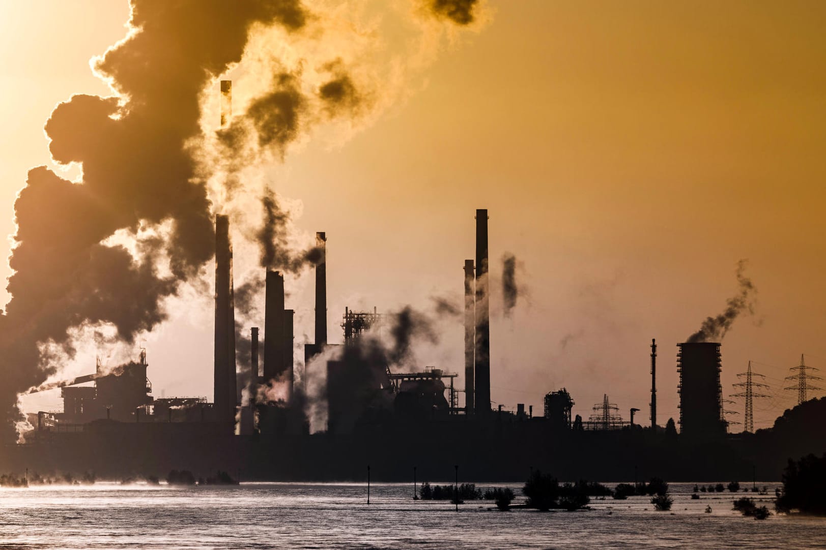 Das Stahlwerk von Thyssenkrupp in Duisburg (Symbolbild): Die teure Energie treibt Erzeugerpreise nach oben. Das Stahlwerk von Thyssenkrupp in Duisburg (Symbolbild): Die teure Energie treibt Erzeugerpreise nach oben.
