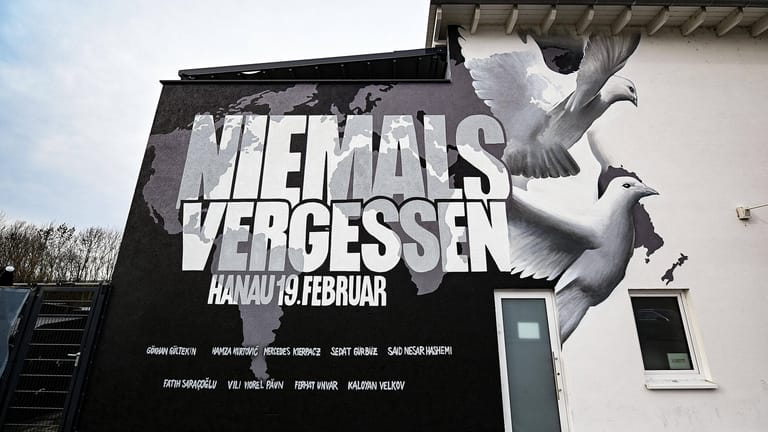 Ein Wandbild vom Künstlerkollektiv "Kollektiv ohne Namen" erinnert an die Opfer von Hanau: Im Rhein-Main-Gebiet, aber auch bundesweit, entstanden mehrere Graffiti, damit die Namen niemals in Vergessenheit geraten.