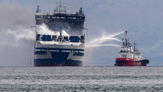 Rauch steigt von Autofähre "Euroferry Olympia" auf, die seit drei Tagen in der Nähe der griechischen Insel Korfu brennt. Rauch steigt von Autofähre "Euroferry Olympia" auf, die seit drei Tagen in der Nähe der griechischen Insel Korfu brennt.