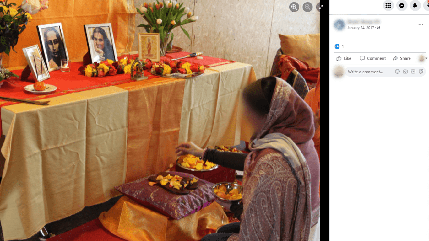 Sanjana A.: In einem Bhakti Marga-Tempel ehrt sie das Oberhaupt der Glaubensgemeinschaft. Bhakti Marga spendete für den Verein, hat aber nach eigener Darstellung sonst nichts mit dem Projekt zu tun.