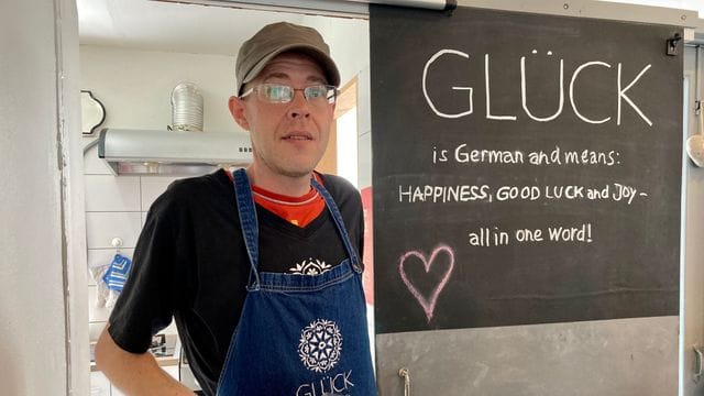 Matthias Bück vor der Küche im Café Glück in Bangkok.