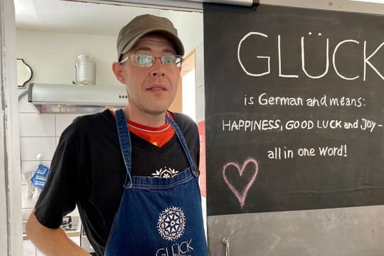 Matthias Bück vor der Küche im Café Glück in Bangkok.