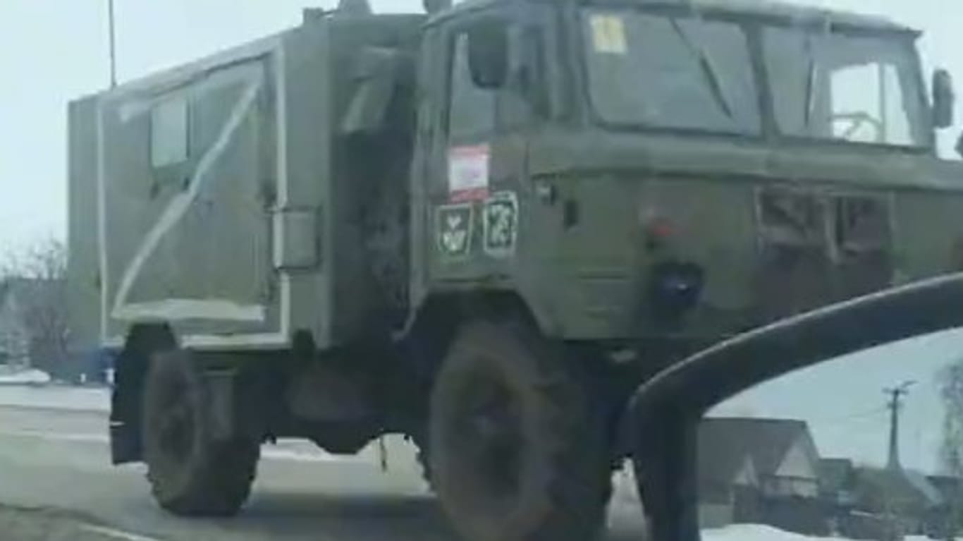 Dieses auf Twitter geteilte Foto soll einen russischen Militär-Lkw mit aufgemaltem "Z" zeigen: Verifiziert sind die Aufnahmen nicht, bereiten Fachleuten aber Sorge.
