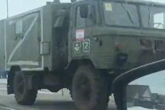 Dieses auf Twitter geteilte Foto soll einen russischen Militär-Lkw mit aufgemaltem "Z" zeigen: Verifiziert sind die Aufnahmen nicht, bereiten Fachleuten aber Sorge.