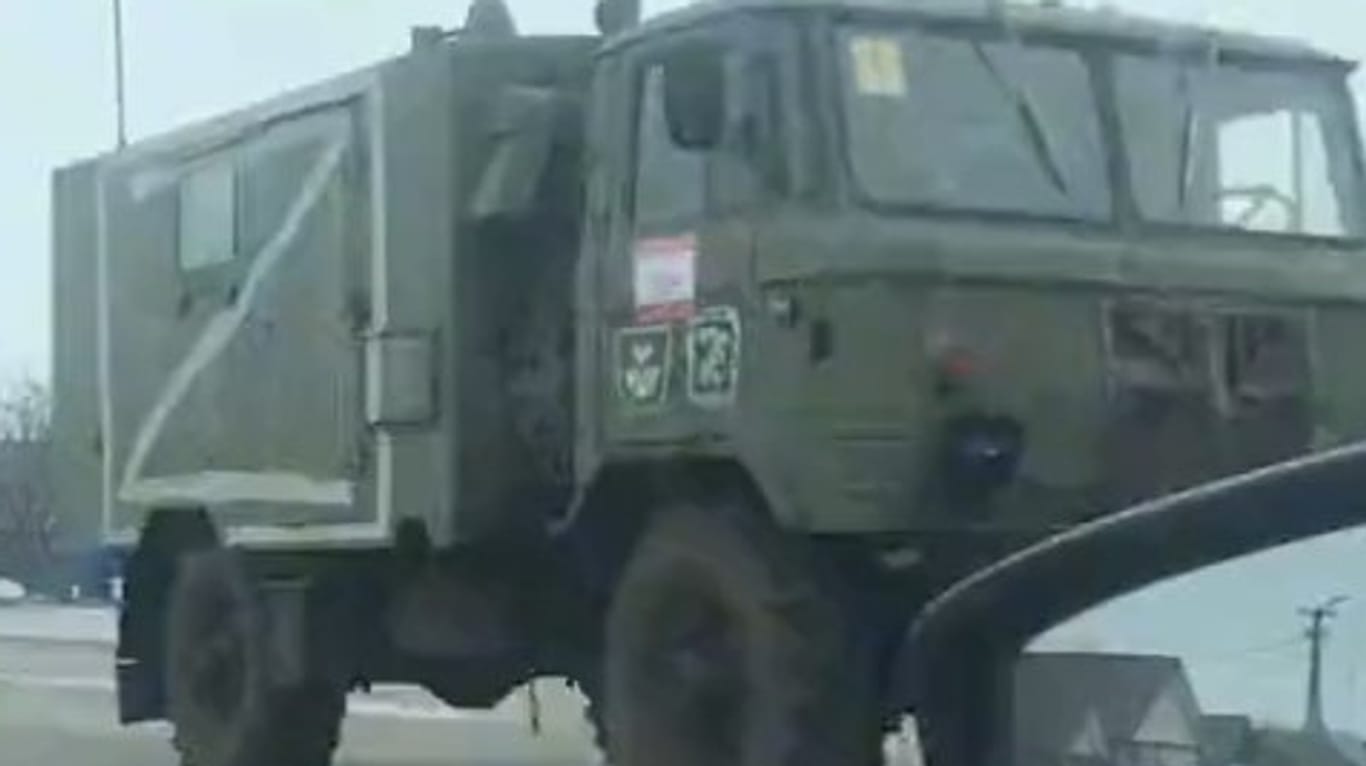 "Z": Dieses auf Twitter geteilte Foto zeigt einen russischen Militär-Lkw mit aufgemaltem Zeichen.