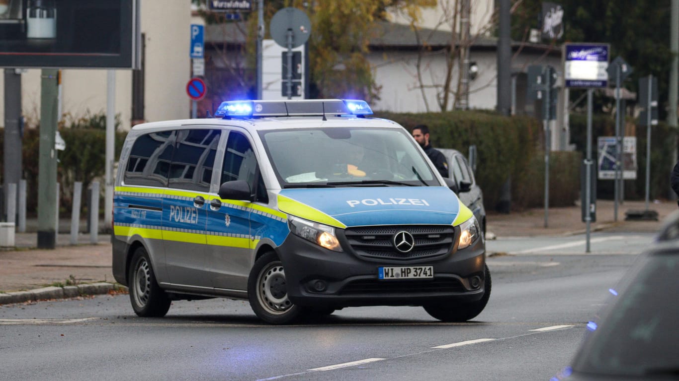 Polizeiauto im Frankfurter Stadtteil Gallus (Symbolbild): Der mutmaßliche Täter hat bisher keine Aussage zu Anschuldigungen gemacht.