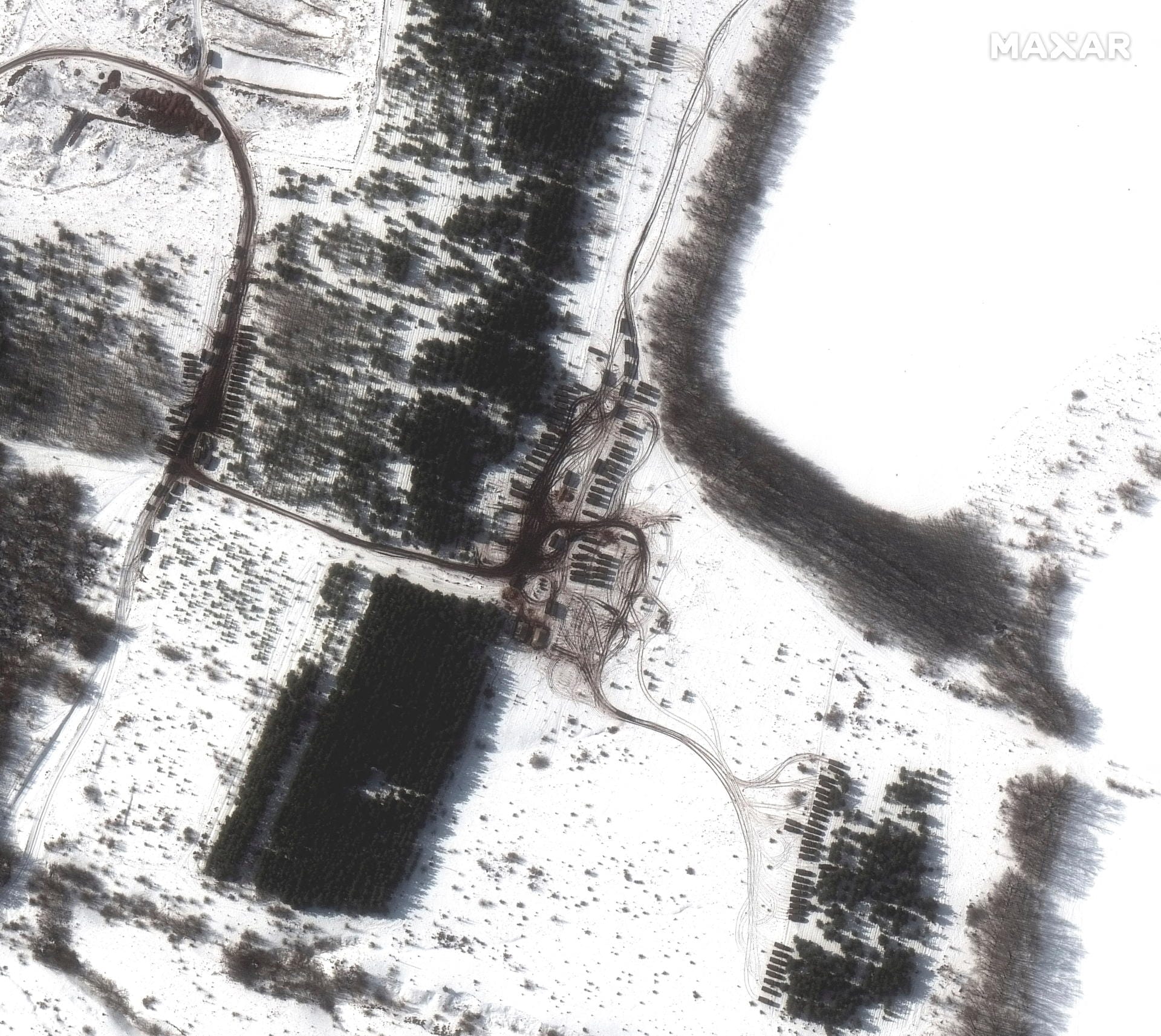 Russlands Militär hat rund 150.000 Soldaten an der ukrainischen Grenze postiert. Satellitenbilder des US-Unternehmens Maxar zeigen nun neue Truppenbewegungen. Hier ein neuer Standort mit Militärgeräten östlich der Stadt Waluiki.