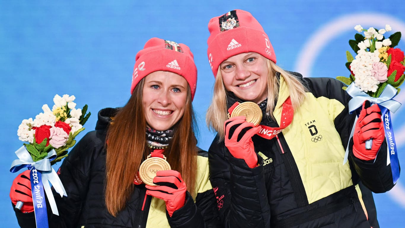 Katharina Hennig (l.) und Victoria Carl: Die deutschen Langläuferinnen haben Gold im Teamsprint geholt.