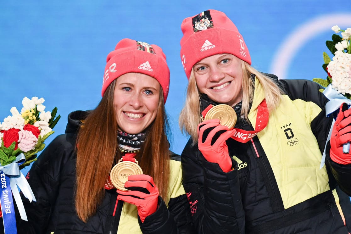 Katharina Hennig (l.) und Victoria Carl: Die deutschen Langläuferinnen haben Gold im Teamsprint geholt.