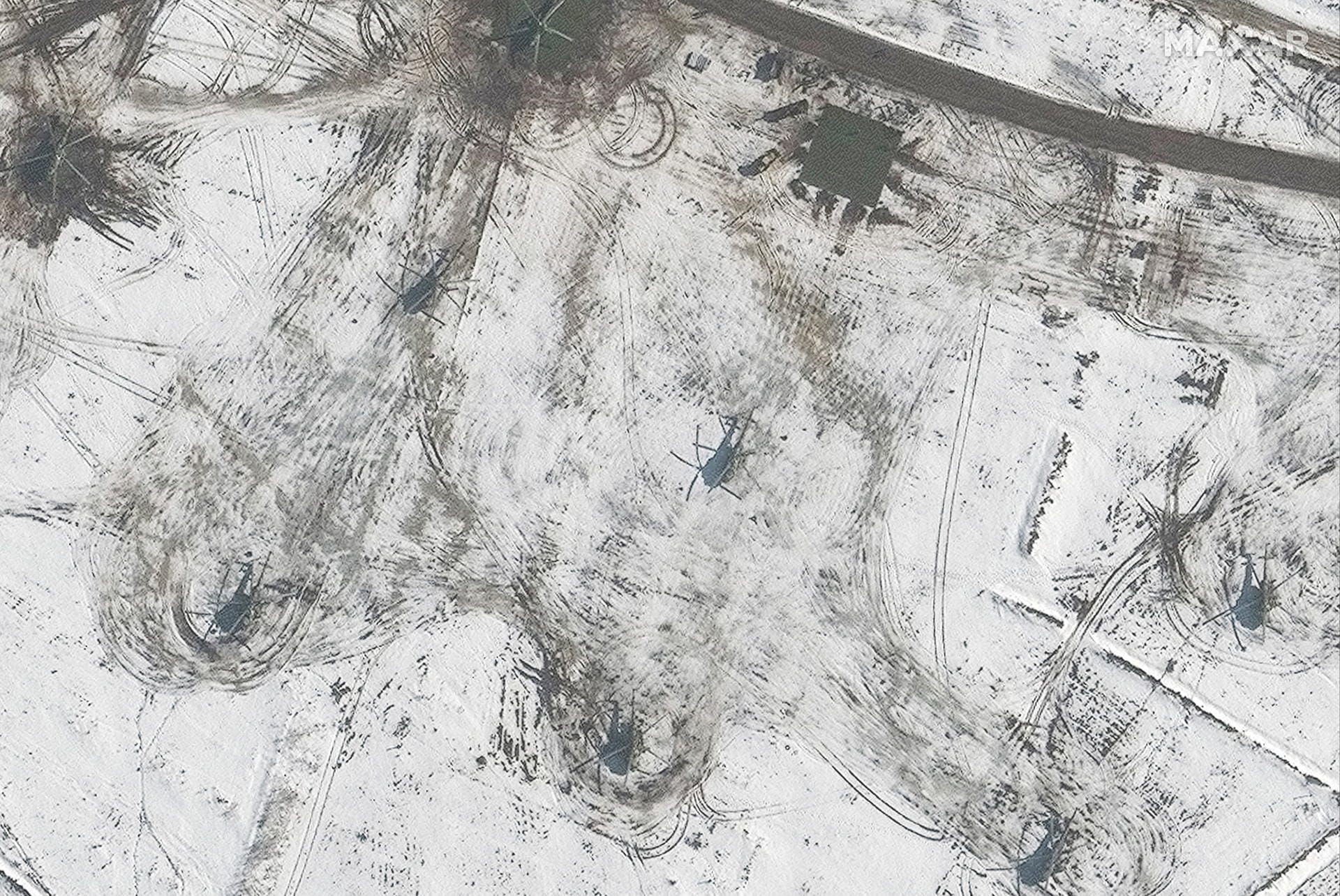 Eine nähere Aufnahme der russischen Helikopter, die auf einem Feld nahe Waluiki stationiert worden sind – etwa 15 Kilometer von der Grenze entfernt.