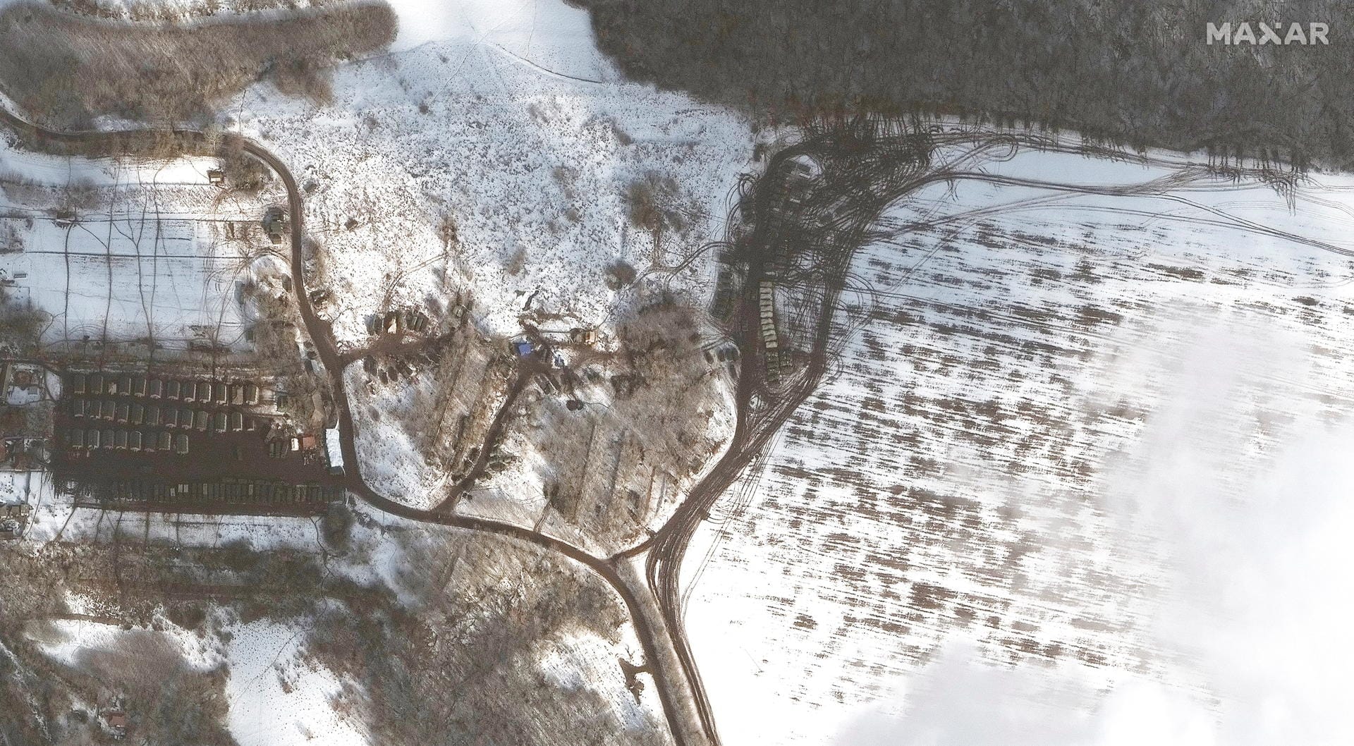 Eine Unterkunft für Soldaten nahe Belgorod. Die Fahrzeugspuren deuten wieder in Richtung des Waldrandes.