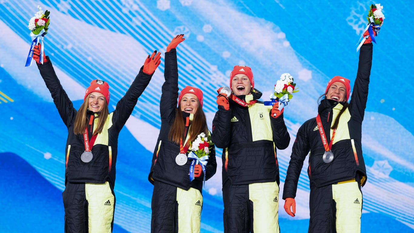 Die deutschen Langläuferinnen glücklich: In der Staffel holten sie in Peking Silber.