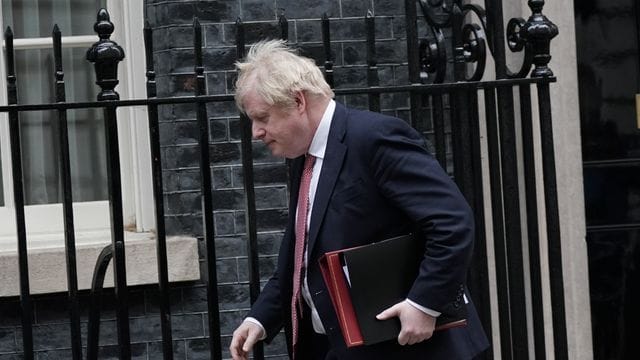 Boris Johnson verlässt die 10 Downing Street, um die Abgeordneten im Unterhaus über den Plan für ein Leben mit dem Coronavirus zu informieren. Boris Johnson verlässt die 10 Downing Street, um die Abgeordneten im Unterhaus über den Plan für ein Leben mit dem Coronavirus zu informieren.