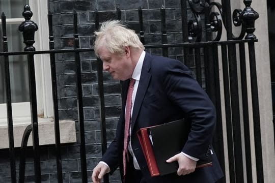 Boris Johnson verlässt die 10 Downing Street, um die Abgeordneten im Unterhaus über den Plan für ein Leben mit dem Coronavirus zu informieren.