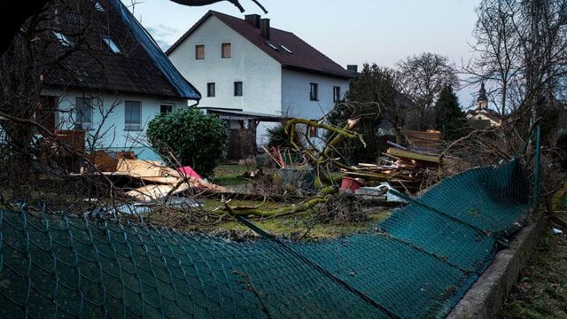 Wer von einem Sturmschaden betroffen ist, sollte das Ausmaß mit entsprechenden Fotos oder Videos festhalten.