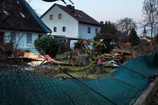 Wer von einem Sturmschaden betroffen ist, sollte das Ausmaß mit entsprechenden Fotos oder Videos festhalten.