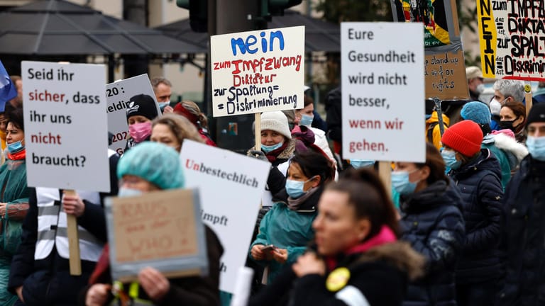 Corona-Demo (Symbolfoto): Immer noch gibt es Millionen Menschen in Deutschland, die ungeimpft sind.