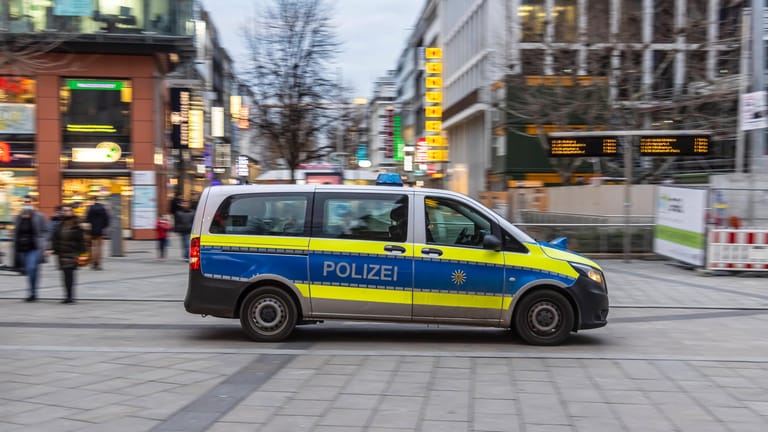 Polizeistreife in Stuttgart (Symbolbild): Der Täter flüchtete anschließend unerkannt.