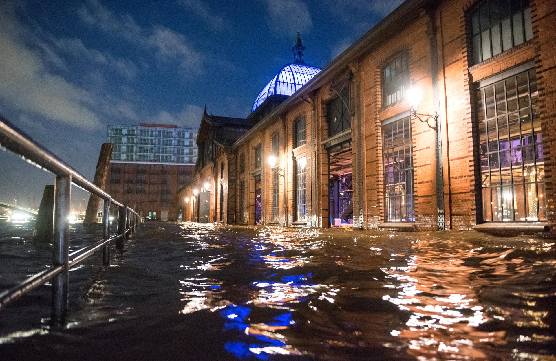 Hamburg: Der Fischmarkt mit der Fischauktionshalle wurde am Morgen beim Hochwasser der Elbe überschwemmt.