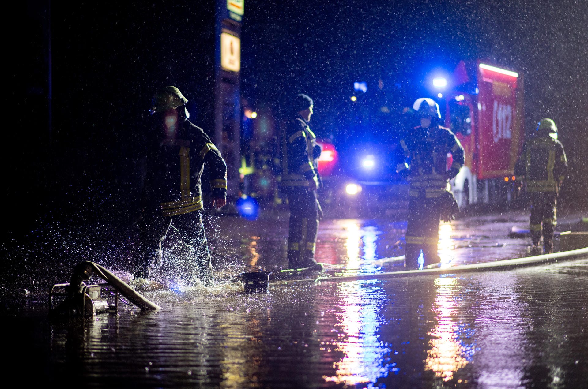 Niedersachsen, Westerstede: Durch starke Regenfälle drohte das Gebäude einer Autowerkstatt überschwemmt zu werden. Die Feuerwehr pumpte das Wasser ab.