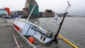 Mecklenburg-Vorpommern, Rostock: Der Fischkutter "Luna Rossa" ist auf den Grund des Stadthafens gesunken.
