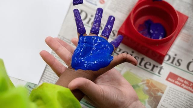 Vor dem Start der Tarifverhandlungen fordern die Verbände eine kräftige Aufwertung der Arbeit von Kita-Erzieherinnen und -Erziehern ein. Vor dem Start der Tarifverhandlungen fordern die Verbände eine kräftige Aufwertung der Arbeit von Kita-Erzieherinnen und -Erziehern ein.
