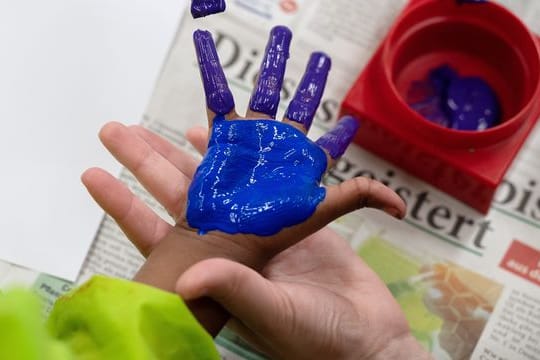 Vor dem Start der Tarifverhandlungen fordern die Verbände eine kräftige Aufwertung der Arbeit von Kita-Erzieherinnen und -Erziehern ein.