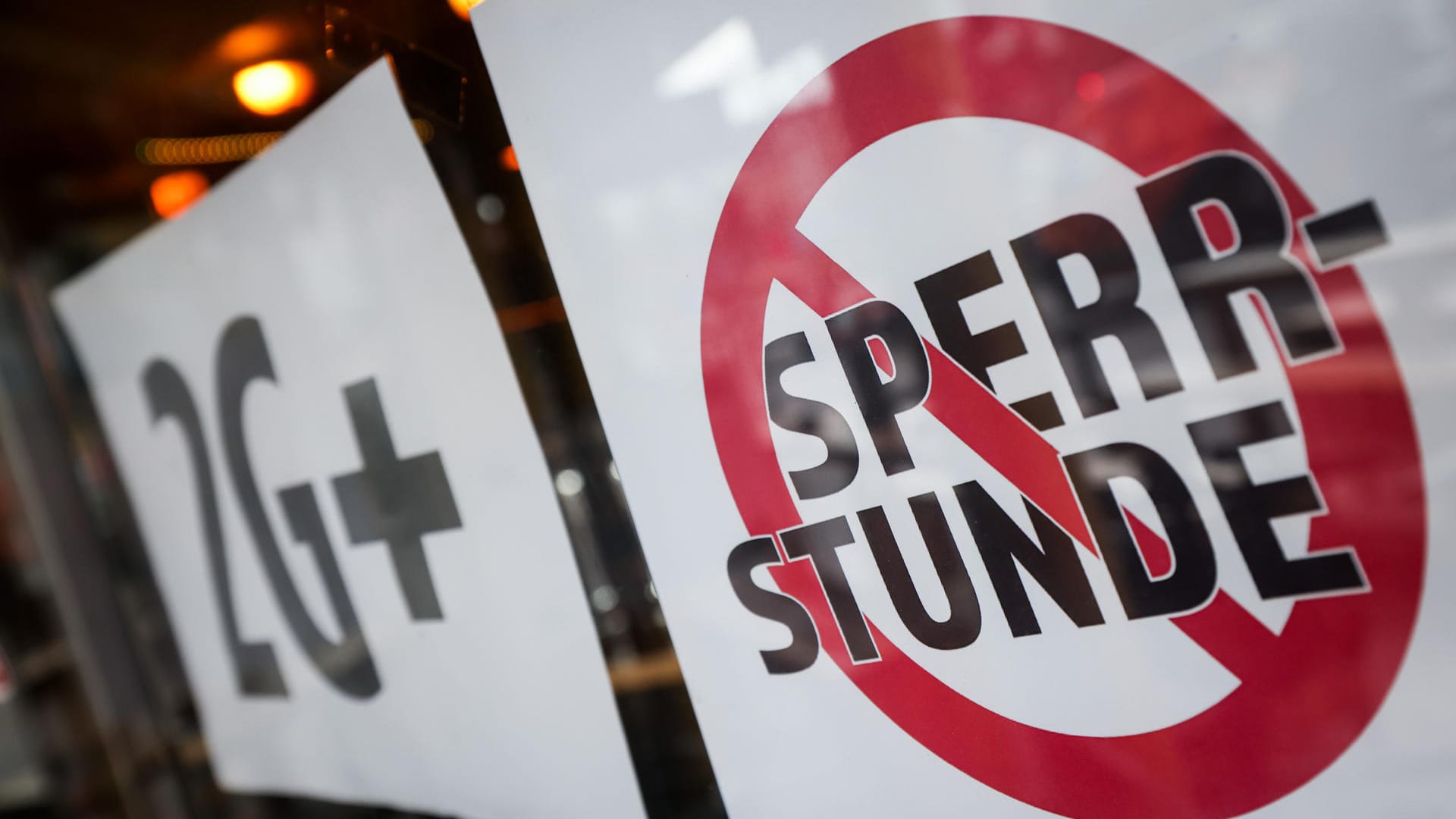 Eine Hinweisschild einer Aktion zur Abschaffung der coronabedingten Sperrstunde (Archivbild): Seit dem Wochenende dürfen die Bars und Kneipen wieder länger öffnen.