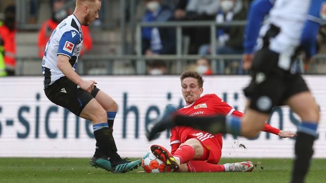 Berlins Grischa Prömel kämpft mit Bielefelds Sebastian Vasiliadis (l) um den Ball.