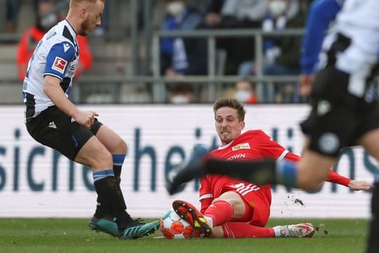 Berlins Grischa Prömel kämpft mit Bielefelds Sebastian Vasiliadis (l) um den Ball.