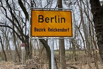 Berliner Ortsschild mit Rechtschreibfehler: Das Pannenschild steht an der Ruppiner Chaussee zwischen Berlin und Brandenburg.