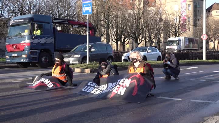 Die drei Aktivistinnen und Aktivisten sitzen auf der Kreuzung: Die Polizei trug zwei von ihnen von der Straße. Die drei Aktivistinnen und Aktivisten sitzen auf der Kreuzung: Die Polizei trug zwei von ihnen von der Straße.
