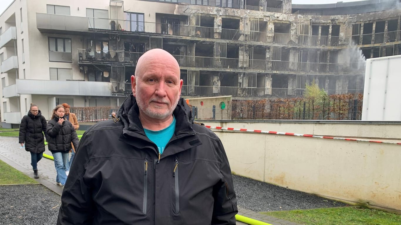 Peter Borg steht vor dem Gebäudekomplex, in dem auch er bis vergangene Nacht wohnte: Das Feuer überraschte die Bewohner mitten in der Nacht.