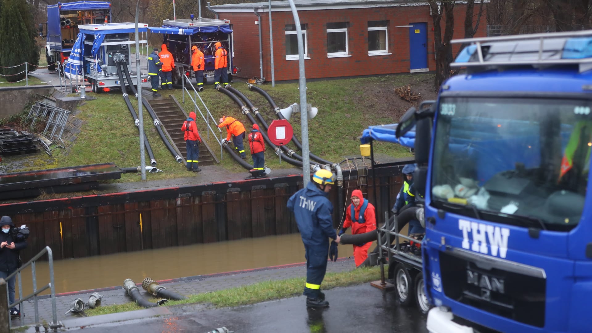 Helfer des THW sind in Bergedorf an der Dove-Elbe im Einsatz: Das Wasser aus den Nebenarmen der Elbe kann nur ablaufen, wenn der Wasserstand der Elbe niedriger ist.