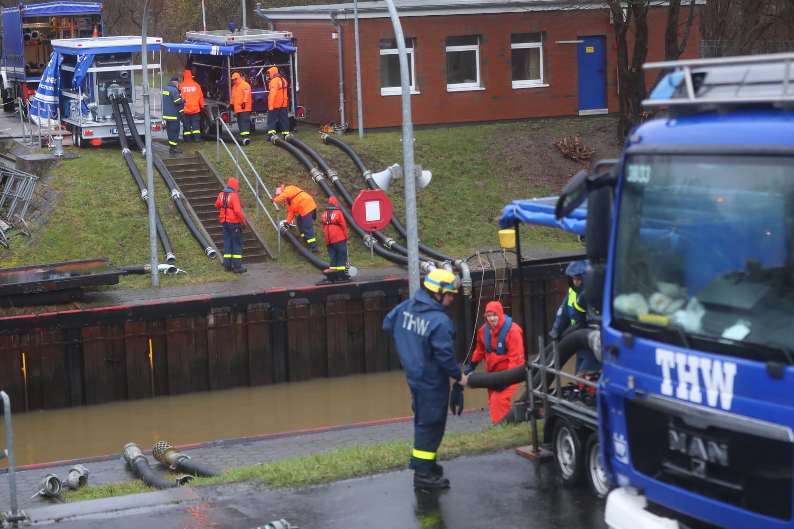 Helfer des THW sind in Bergedorf an der Dove-Elbe im Einsatz: Das Wasser aus den Nebenarmen der Elbe kann nur ablaufen, wenn der Wasserstand der Elbe niedriger ist.