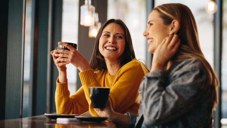 Freundinnen trinken Kaffee (Symbolbild): Im März reicht in Cafés und Restaurant wieder der 3G-Nachweis.